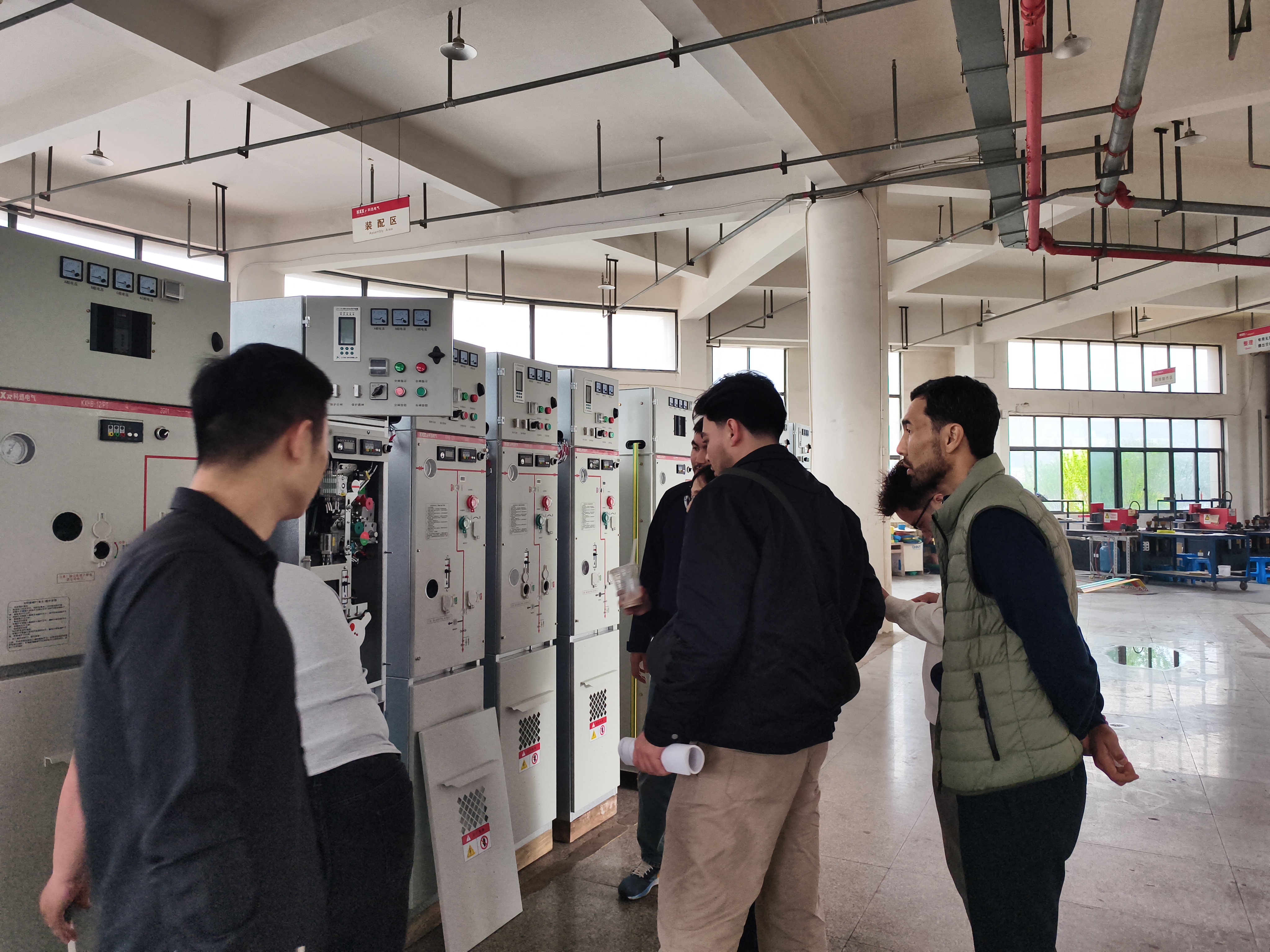 Stranke v Kazahstanu obiskale proizvodno bazo visokonapetostne opreme za distribucijo električne energije Kexun Electric